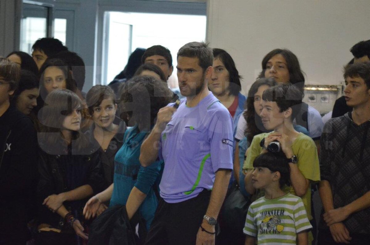 FOTO Tolontan, Badea, Crăciunescu şi Alexandru Tudor, vedetele unui meci între profesori şi elevi