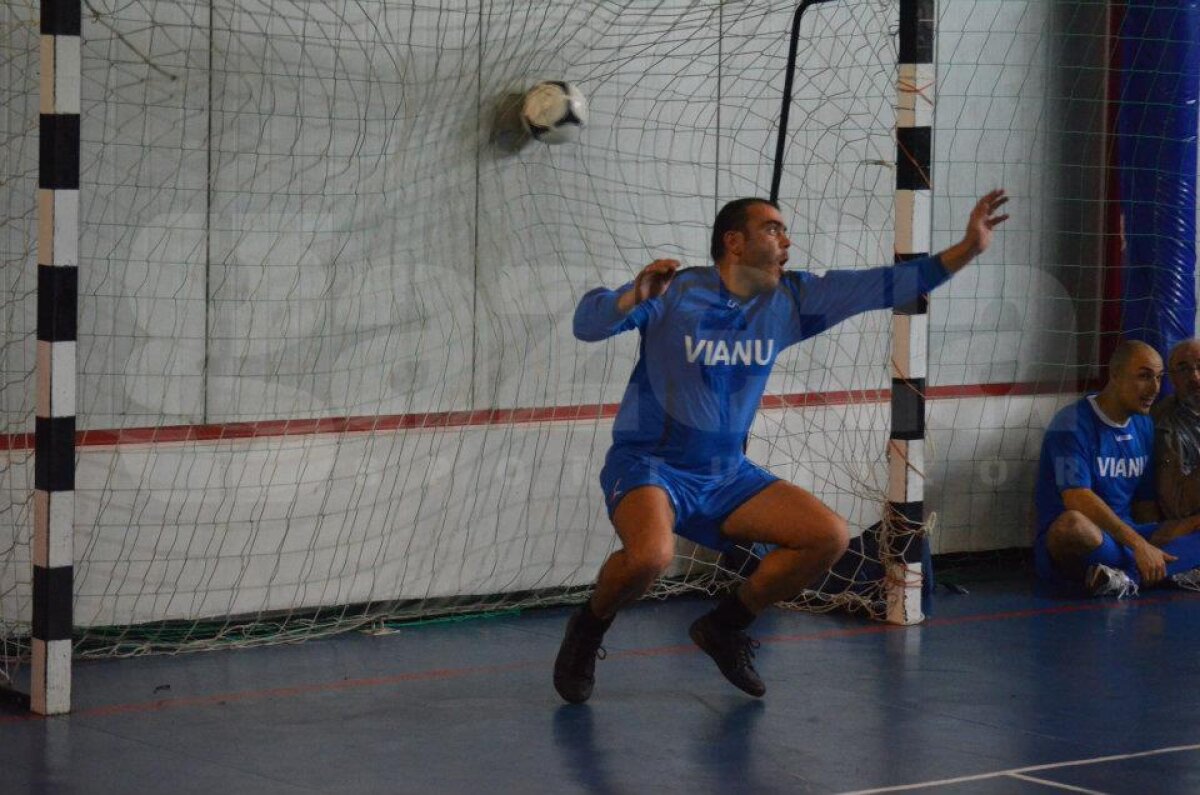 FOTO Tolontan, Badea, Crăciunescu şi Alexandru Tudor, vedetele unui meci între profesori şi elevi