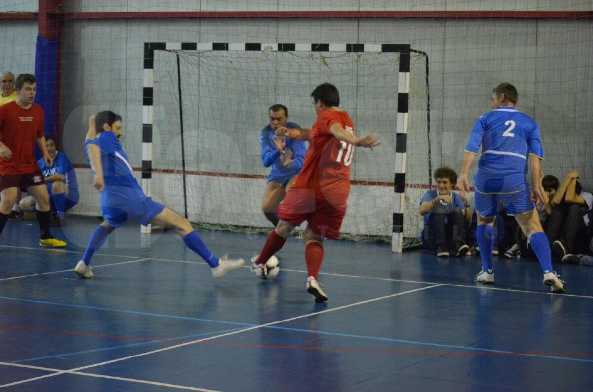 FOTO Tolontan, Badea, Crăciunescu şi Alexandru Tudor, vedetele unui meci între profesori şi elevi