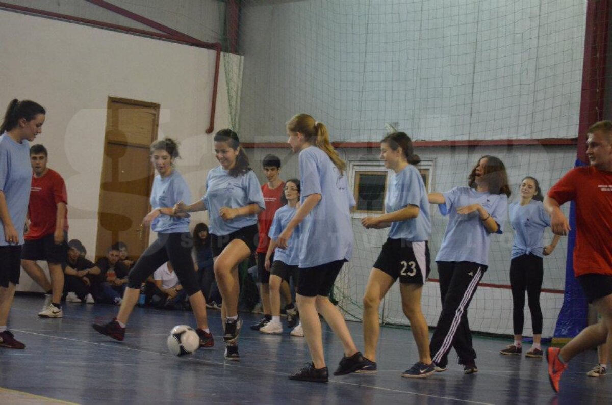 FOTO Tolontan, Badea, Crăciunescu şi Alexandru Tudor, vedetele unui meci între profesori şi elevi