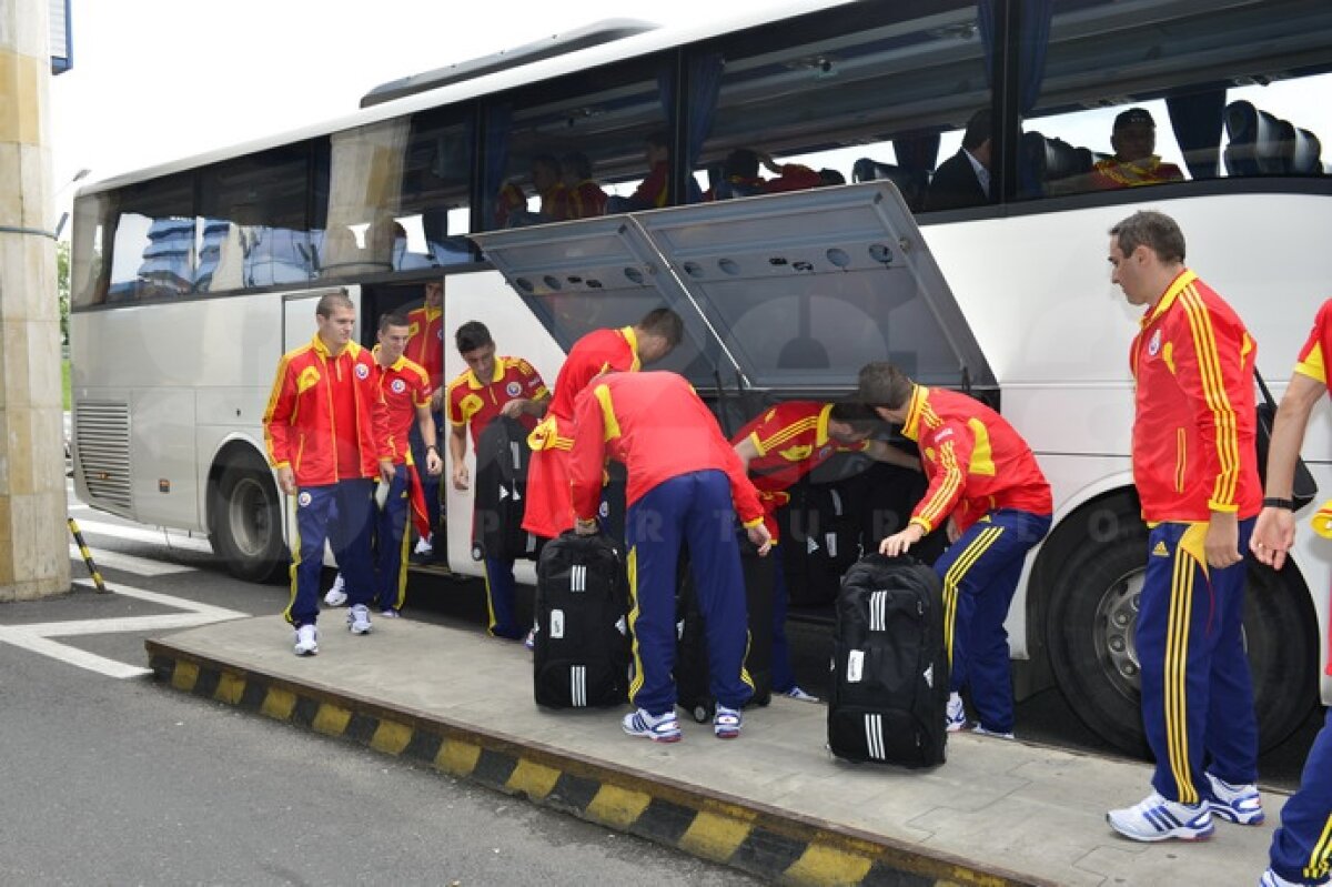 FOTO "Tricolorii" au plecat să dea piept cu Elveţia şi Austria
