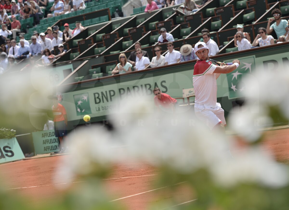 Adrian Ungur i-a ţinut piept lui Federer, cedînd cu greu în setul patru