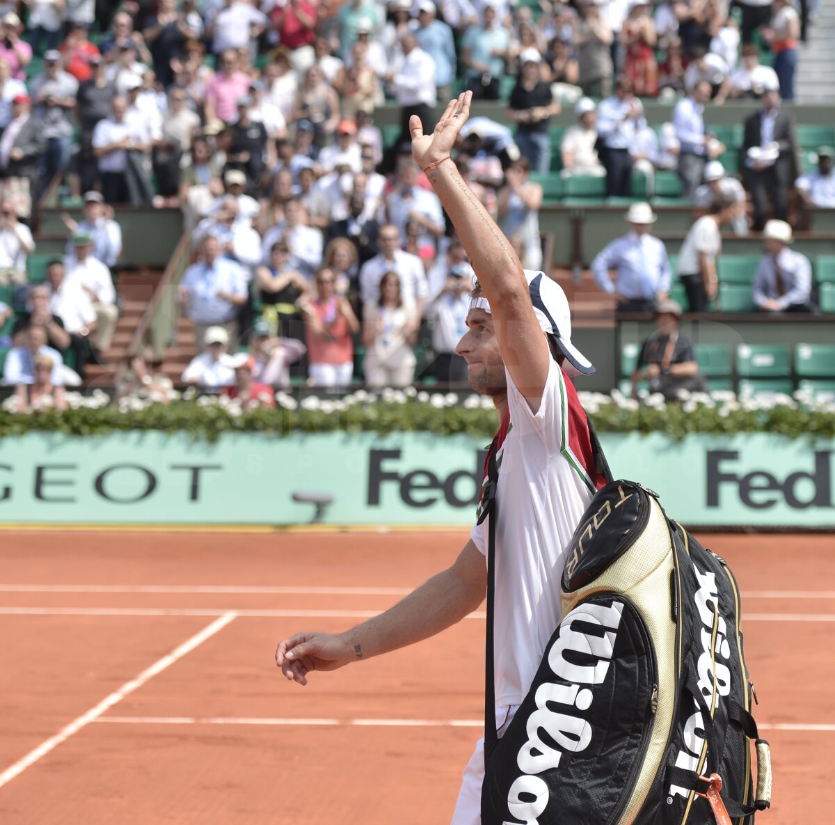 Adrian Ungur i-a ţinut piept lui Federer, cedînd cu greu în setul patru