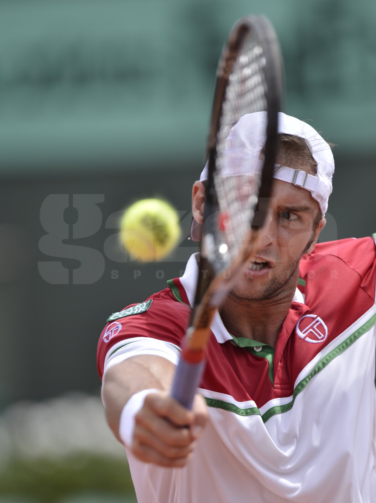 Adrian Ungur i-a ţinut piept lui Federer, cedînd cu greu în setul patru