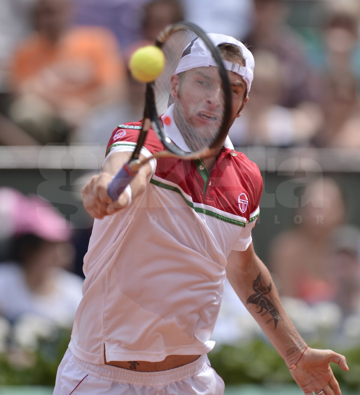 Adrian Ungur i-a ţinut piept lui Federer, cedînd cu greu în setul patru