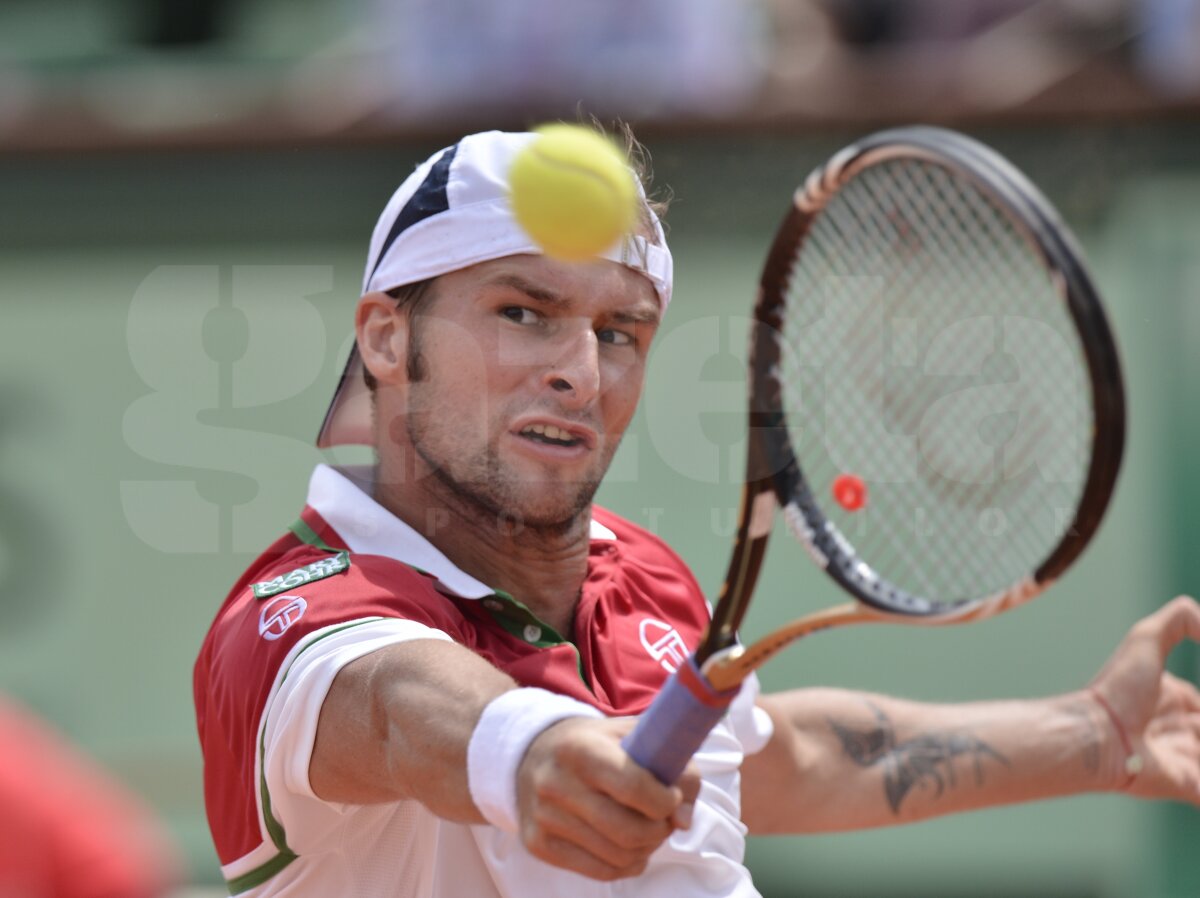 Adrian Ungur i-a ţinut piept lui Federer, cedînd cu greu în setul patru