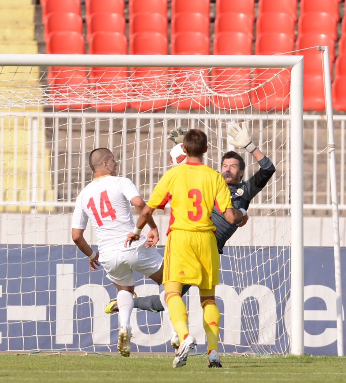 FOTO Puştii noştri au ratat calificarea la CE U19 după 0-3 cu Serbia: noi am avut trei eliminaţi, iar adversarii trei penaltyuri :O