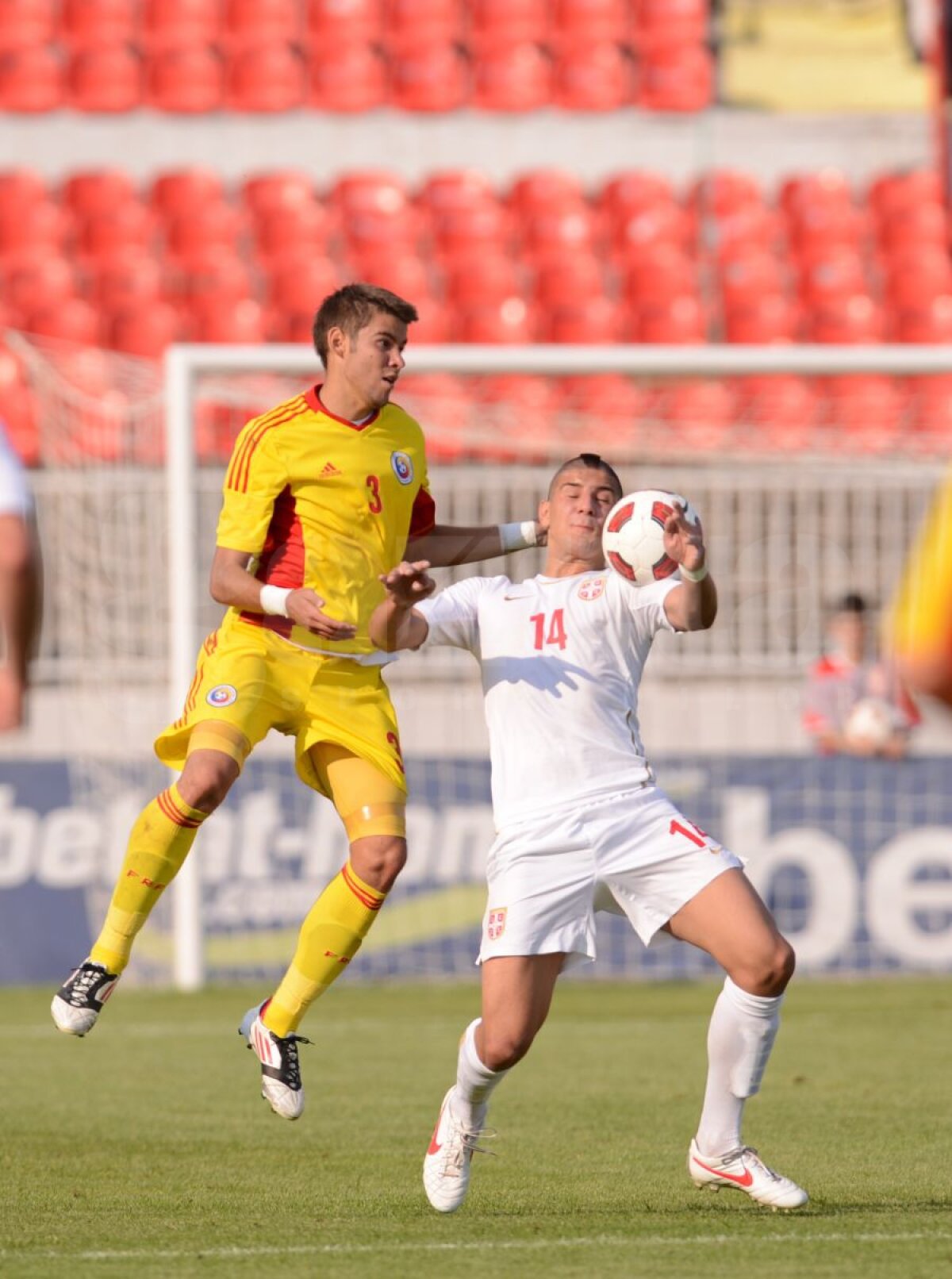 FOTO Puştii noştri au ratat calificarea la CE U19 după 0-3 cu Serbia: noi am avut trei eliminaţi, iar adversarii trei penaltyuri :O