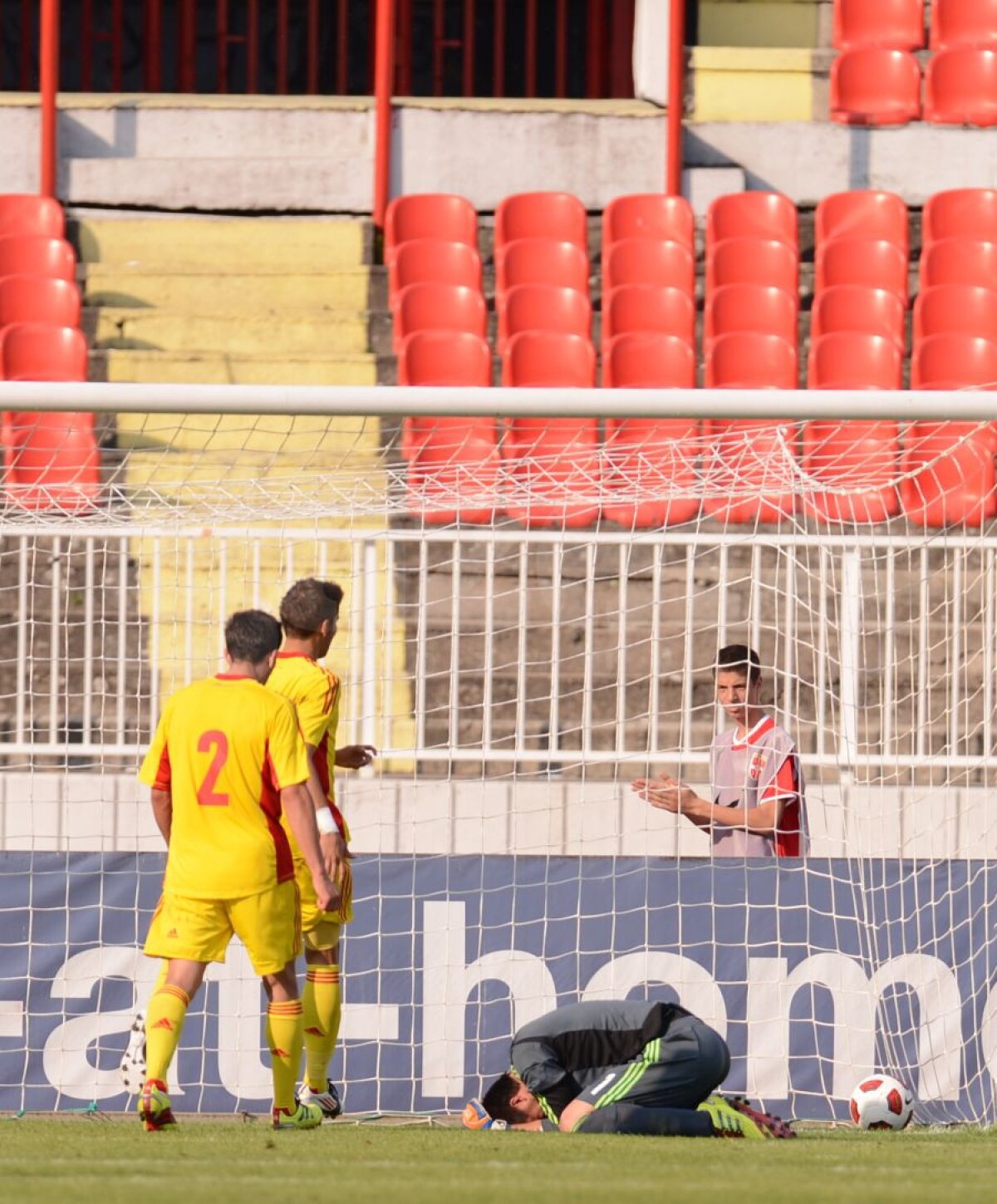 FOTO Puştii noştri au ratat calificarea la CE U19 după 0-3 cu Serbia: noi am avut trei eliminaţi, iar adversarii trei penaltyuri :O