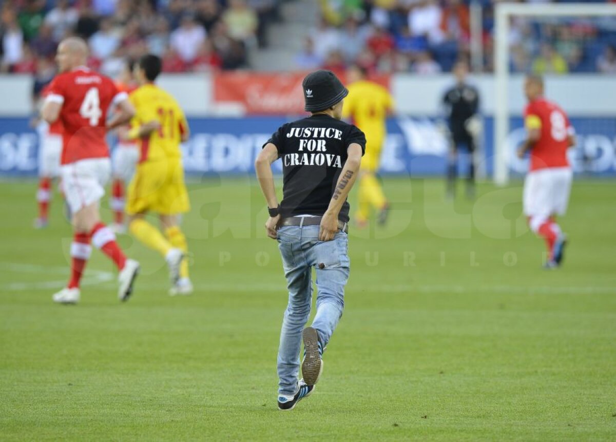 FOTO Fanii "Ştiinţei" şi-au făcut simţită prezenţa şi la Lucerna » Un suporter a intrat pe teren cerînd "Dreptate pentru Craiova"