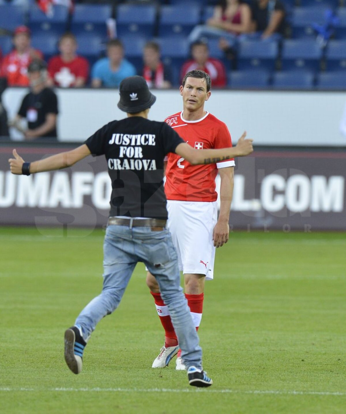 FOTO Fanii "Ştiinţei" şi-au făcut simţită prezenţa şi la Lucerna » Un suporter a intrat pe teren cerînd "Dreptate pentru Craiova"