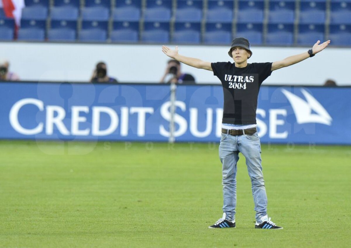 FOTO Fanii "Ştiinţei" şi-au făcut simţită prezenţa şi la Lucerna » Un suporter a intrat pe teren cerînd "Dreptate pentru Craiova"