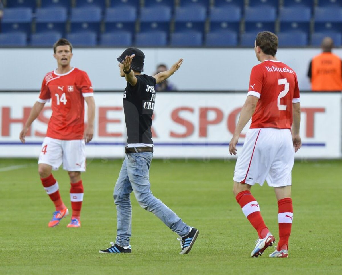 FOTO Fanii "Ştiinţei" şi-au făcut simţită prezenţa şi la Lucerna » Un suporter a intrat pe teren cerînd "Dreptate pentru Craiova"