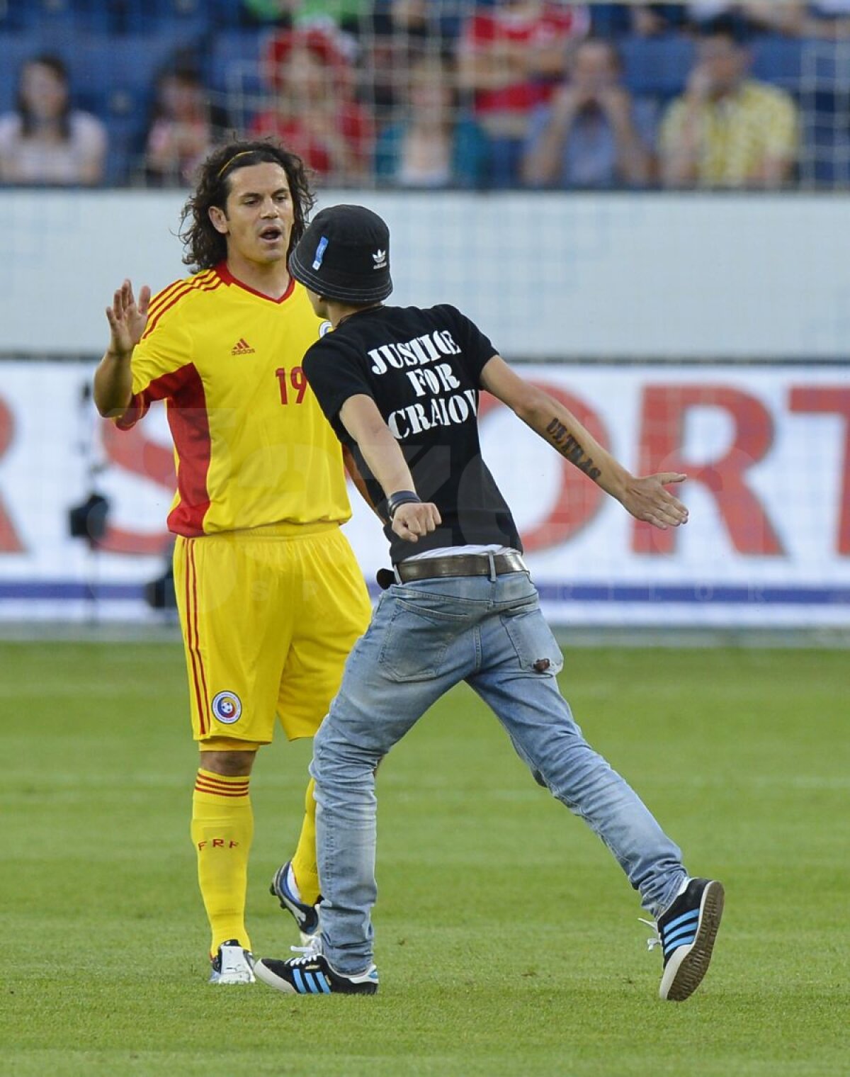 FOTO Fanii "Ştiinţei" şi-au făcut simţită prezenţa şi la Lucerna » Un suporter a intrat pe teren cerînd "Dreptate pentru Craiova"