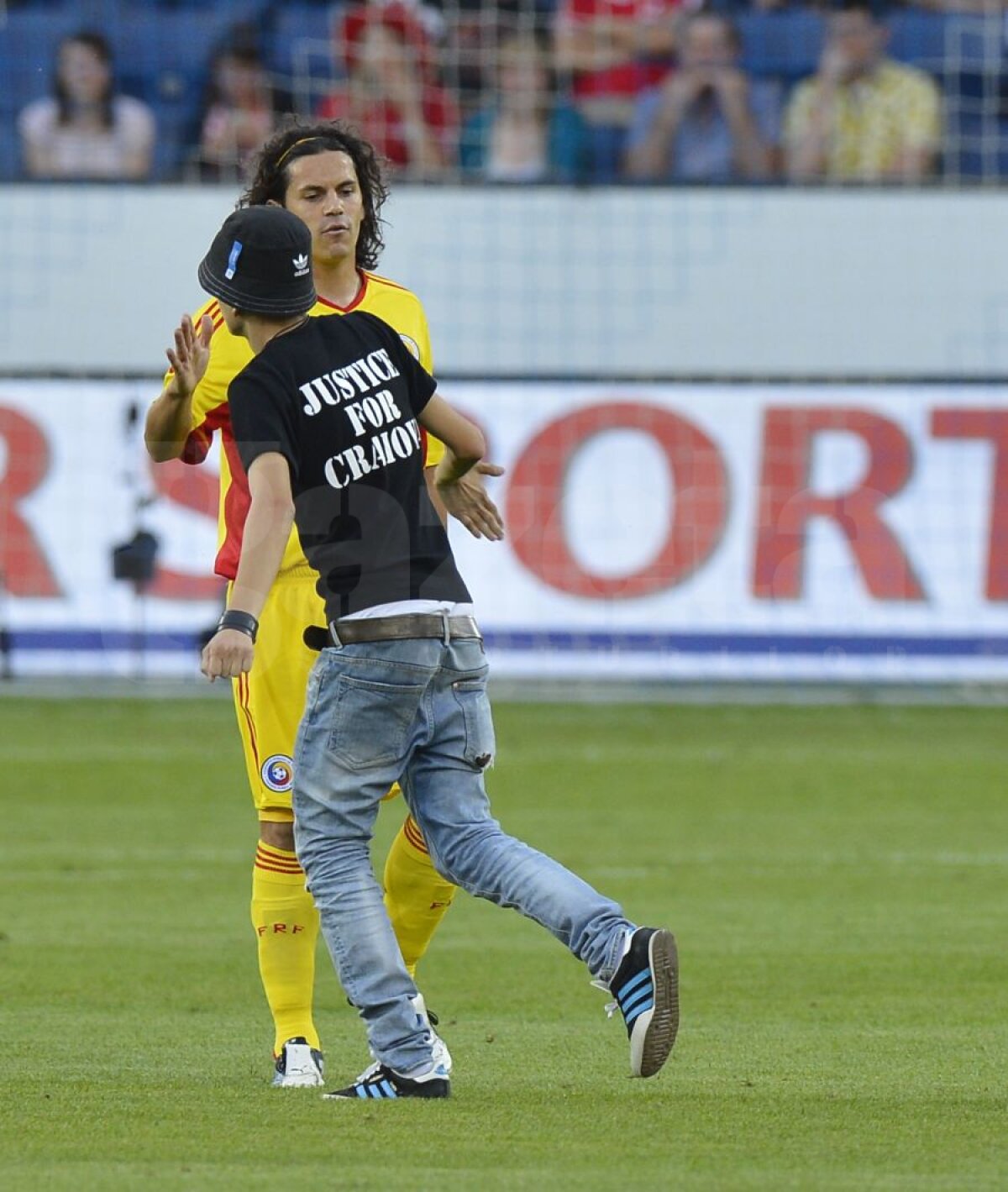 FOTO Fanii "Ştiinţei" şi-au făcut simţită prezenţa şi la Lucerna » Un suporter a intrat pe teren cerînd "Dreptate pentru Craiova"