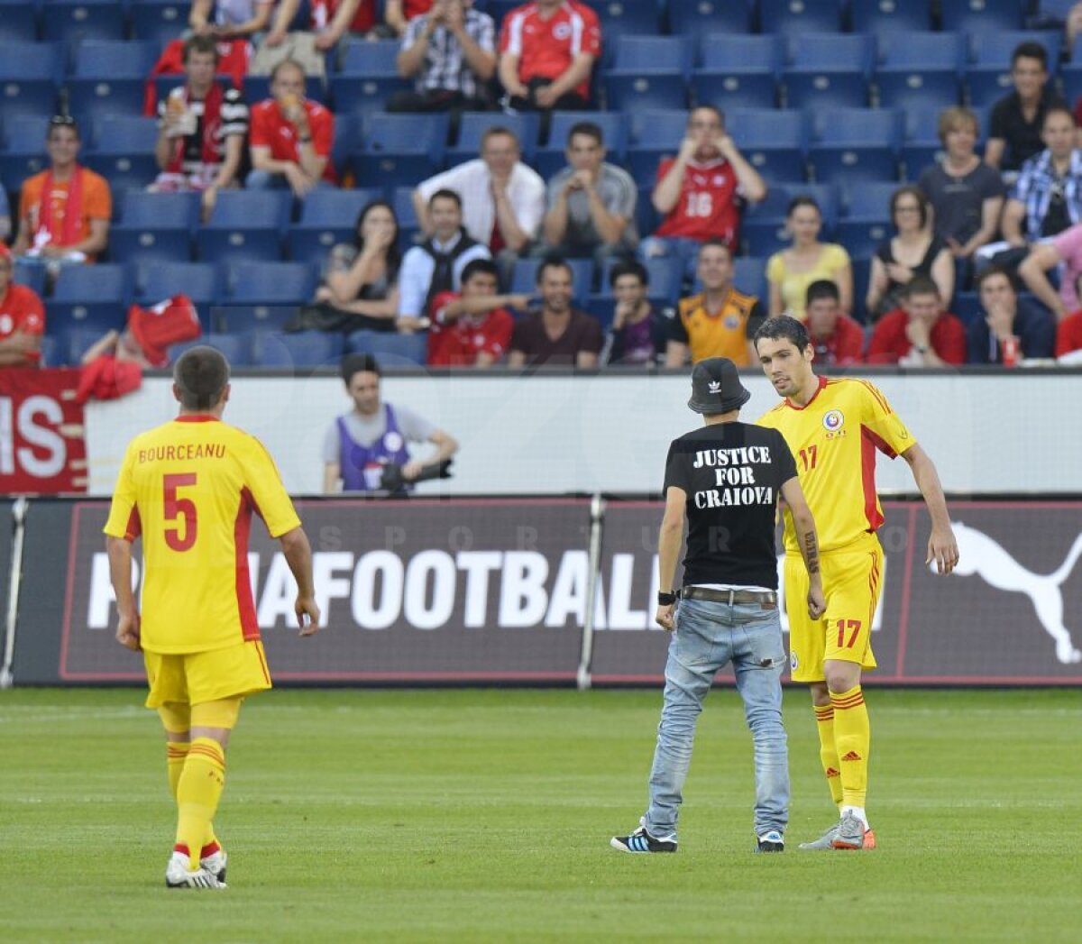 FOTO Fanii "Ştiinţei" şi-au făcut simţită prezenţa şi la Lucerna » Un suporter a intrat pe teren cerînd "Dreptate pentru Craiova"