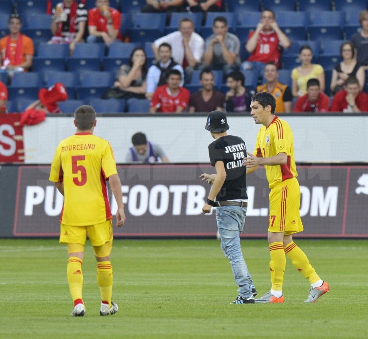 FOTO Fanii "Ştiinţei" şi-au făcut simţită prezenţa şi la Lucerna » Un suporter a intrat pe teren cerînd "Dreptate pentru Craiova"