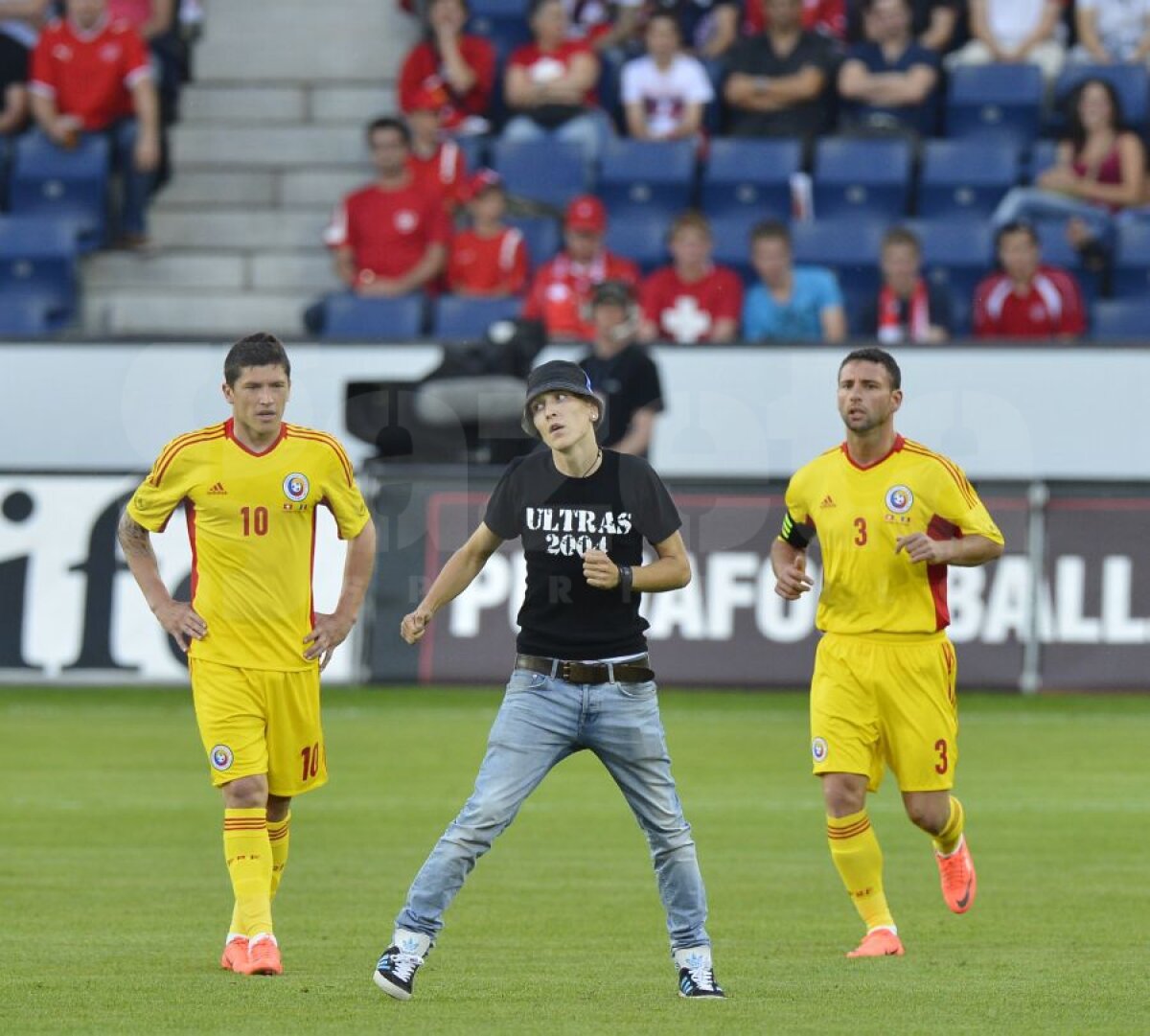 FOTO Fanii "Ştiinţei" şi-au făcut simţită prezenţa şi la Lucerna » Un suporter a intrat pe teren cerînd "Dreptate pentru Craiova"