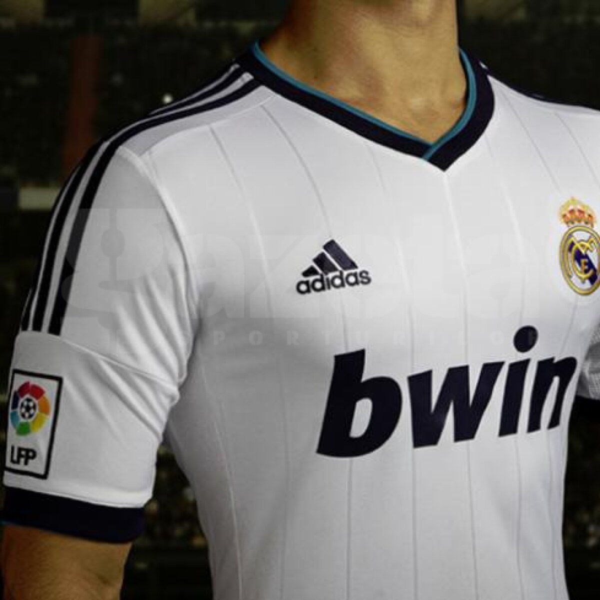 FOTO şi VIDEO El Clasico şi la tricouri » Real răspunde "extravaganţei" Barcelonei cu un echipament clasic