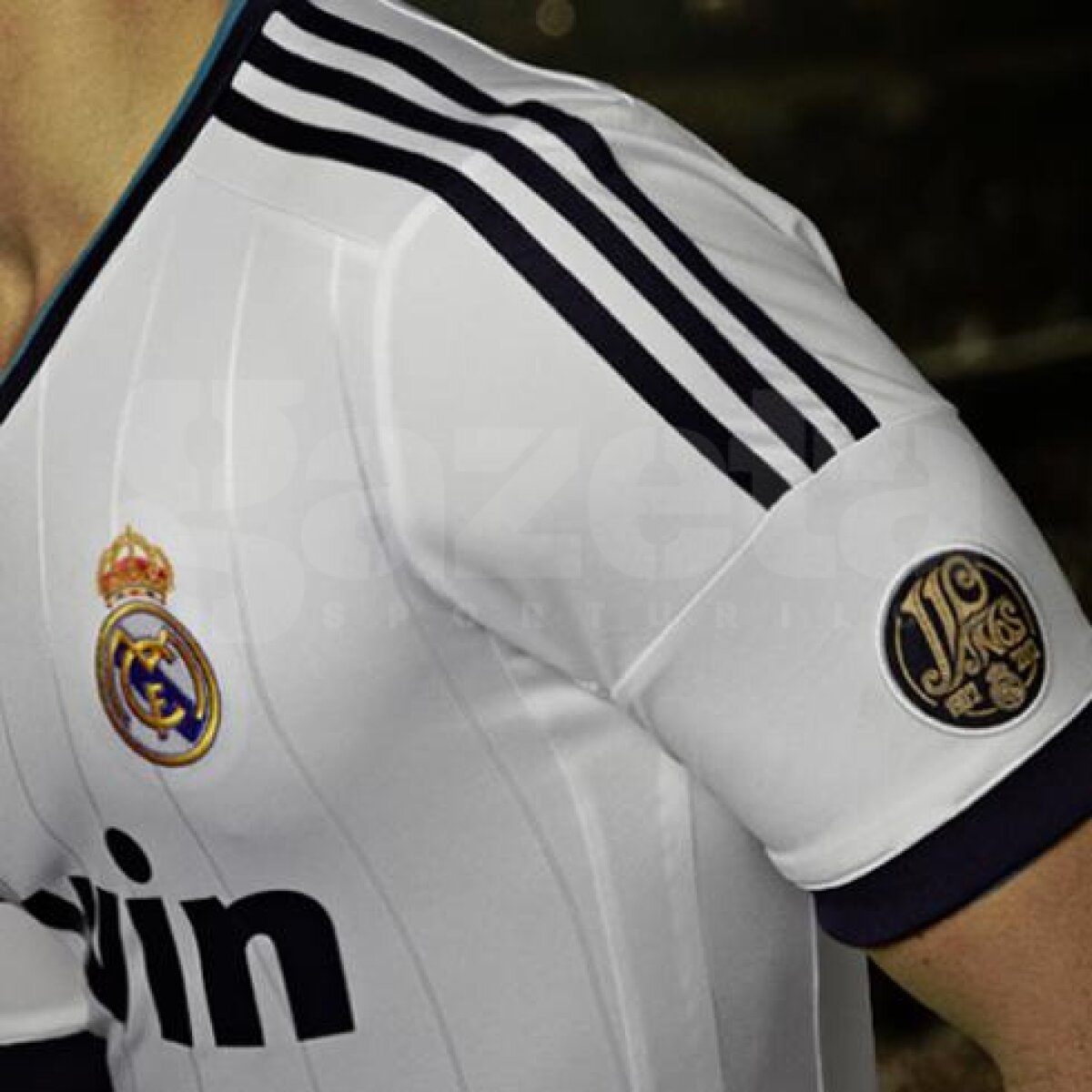 FOTO şi VIDEO El Clasico şi la tricouri » Real răspunde "extravaganţei" Barcelonei cu un echipament clasic