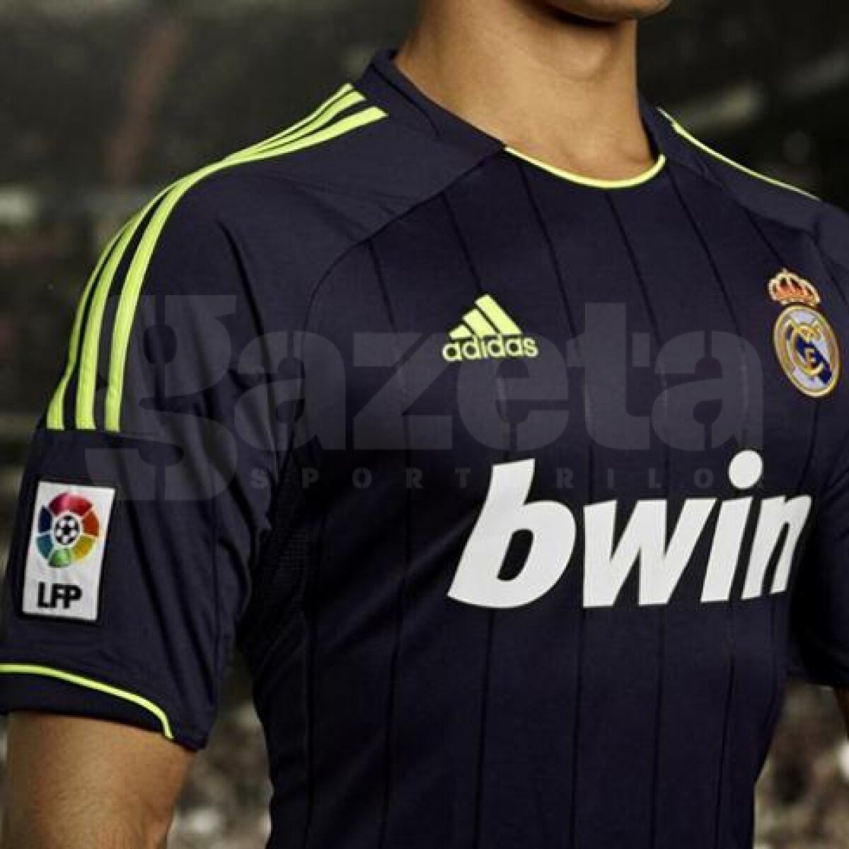 FOTO şi VIDEO El Clasico şi la tricouri » Real răspunde "extravaganţei" Barcelonei cu un echipament clasic