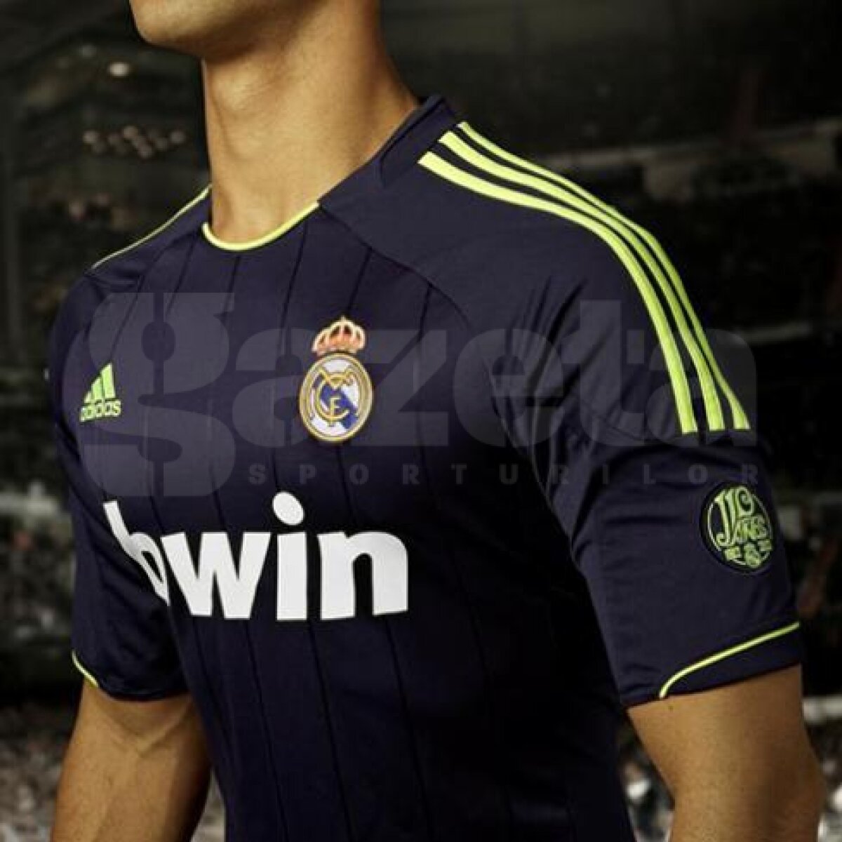 FOTO şi VIDEO El Clasico şi la tricouri » Real răspunde "extravaganţei" Barcelonei cu un echipament clasic