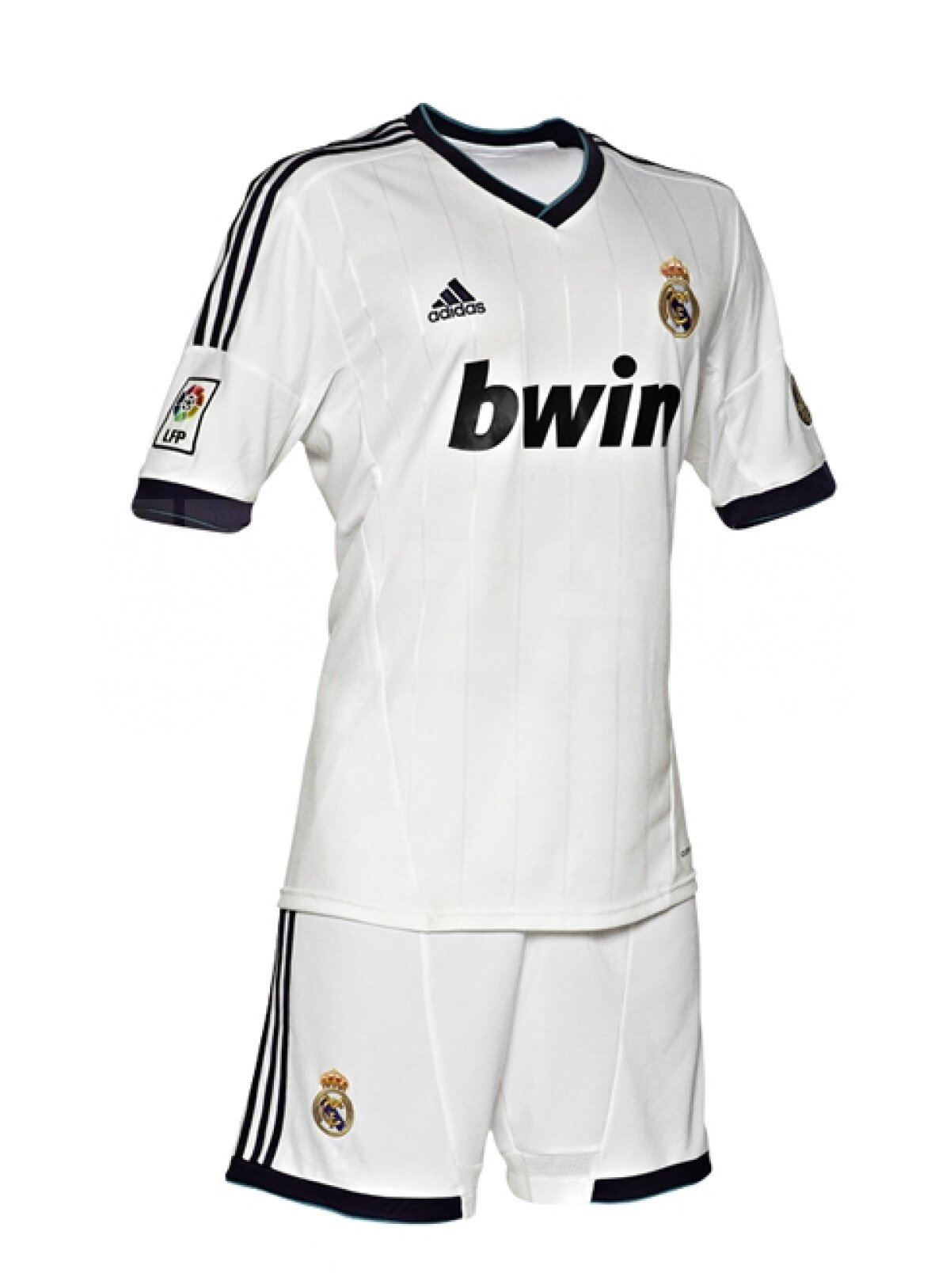 FOTO şi VIDEO El Clasico şi la tricouri » Real răspunde "extravaganţei" Barcelonei cu un echipament clasic