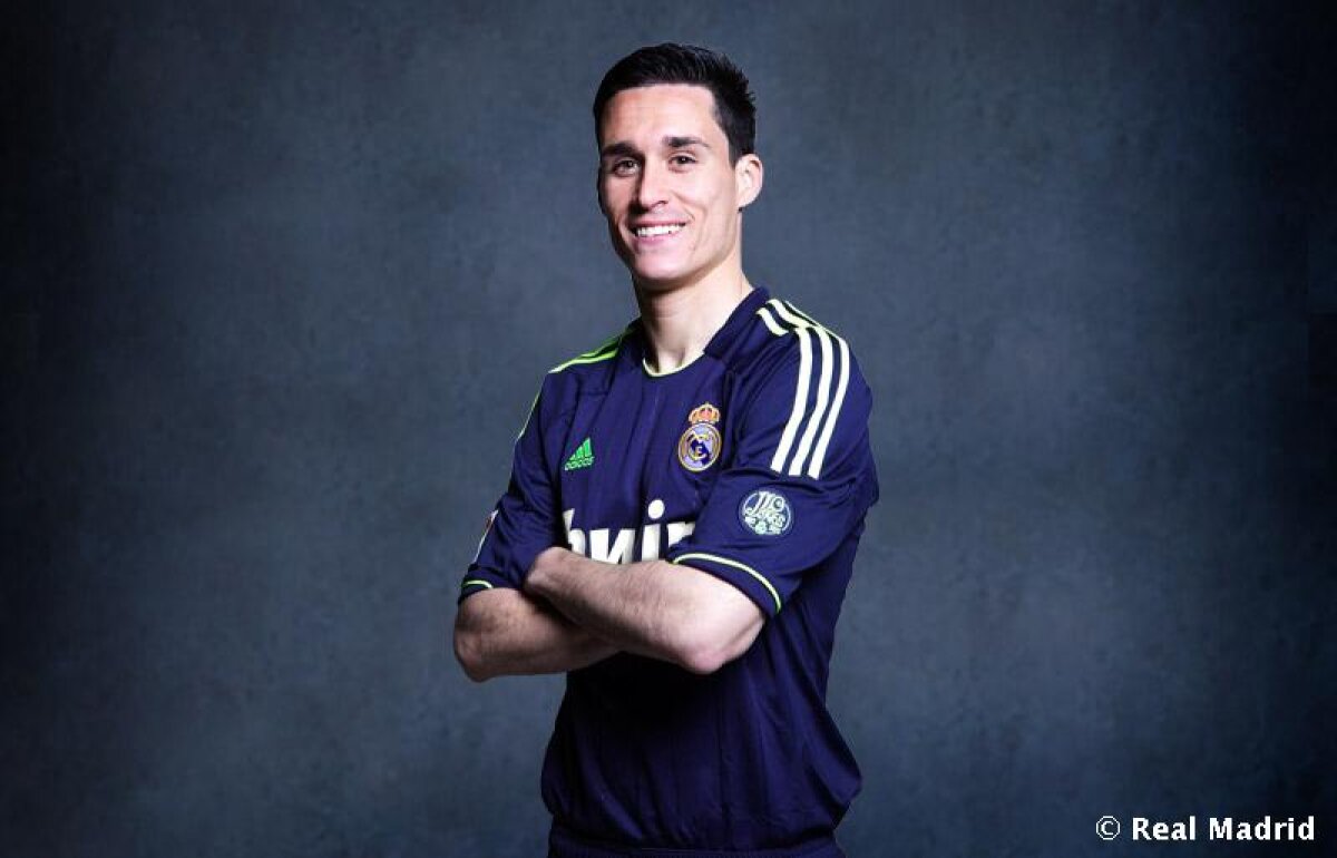 FOTO şi VIDEO El Clasico şi la tricouri » Real răspunde "extravaganţei" Barcelonei cu un echipament clasic