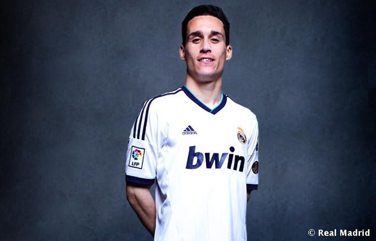 FOTO şi VIDEO El Clasico şi la tricouri » Real răspunde "extravaganţei" Barcelonei cu un echipament clasic