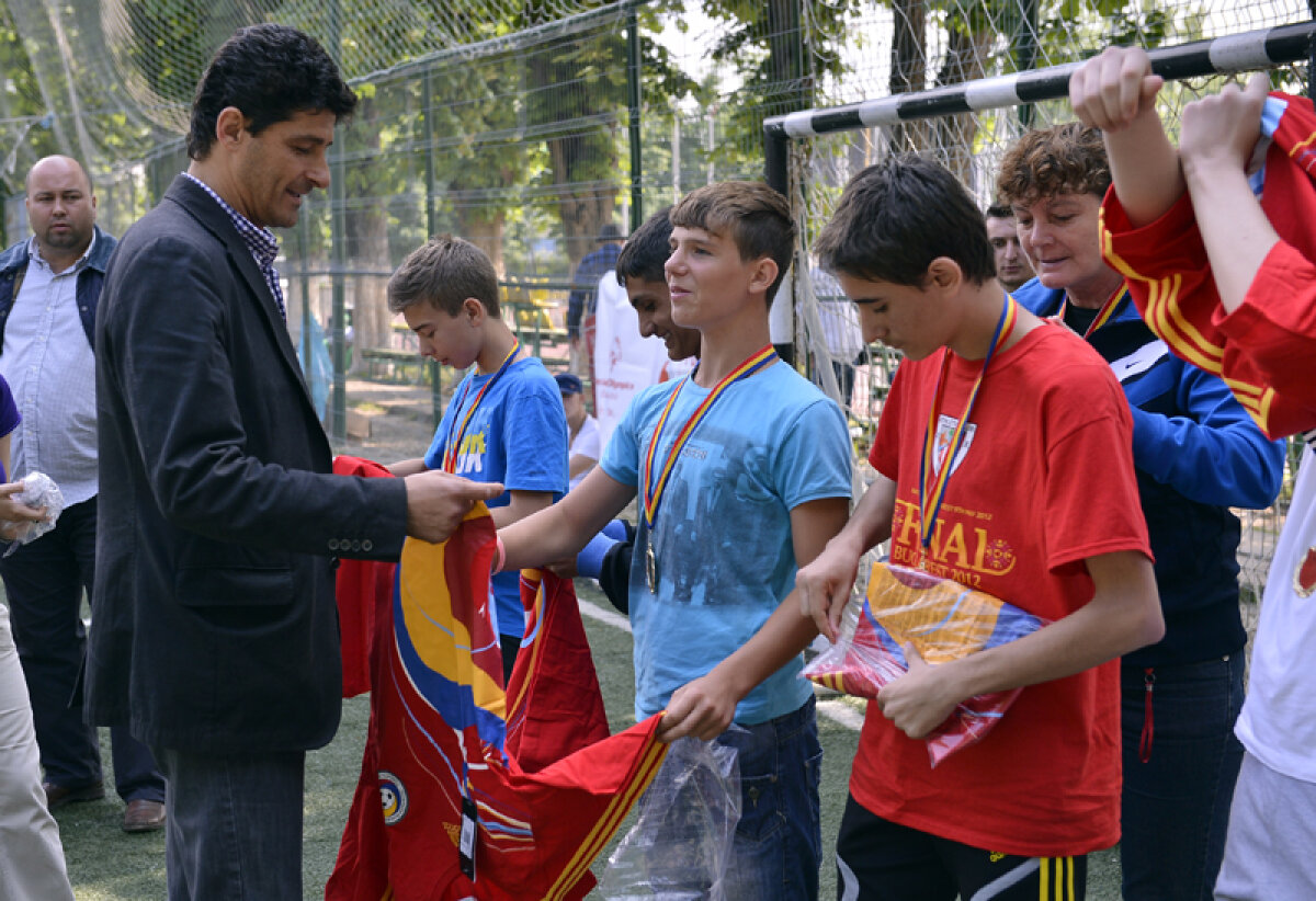 Copiii cu dizabilităţi intelectuale şi fizice îşi spun poveştile de viaţă pe teren: ”Nu-l ştiu pe Messi, idolul meu e Marinică!”