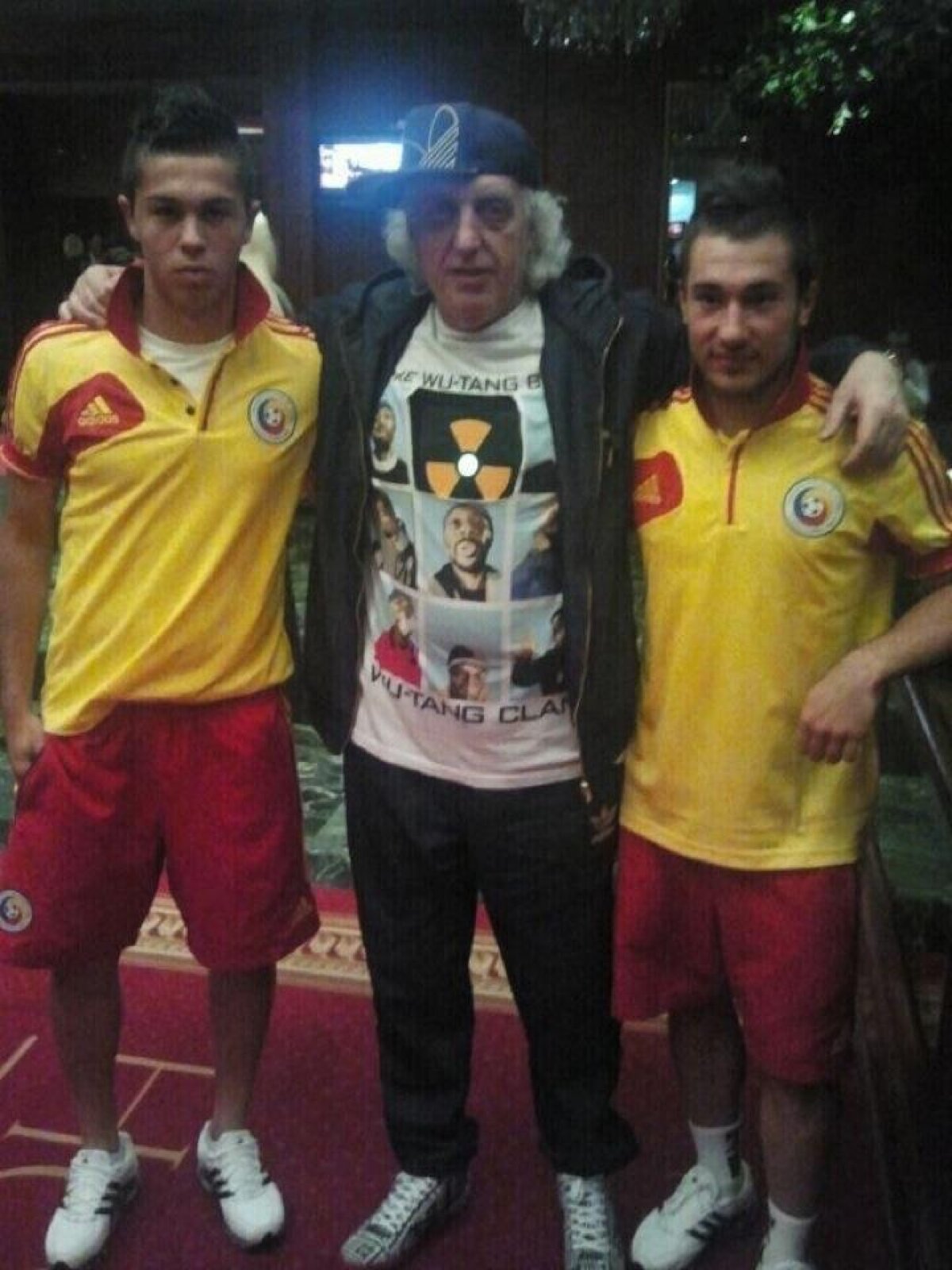 De gît cu ”ultraboss” » Juniorii U19 s-au fotografiat alături de interlopul sîrb Ratko Buturovici