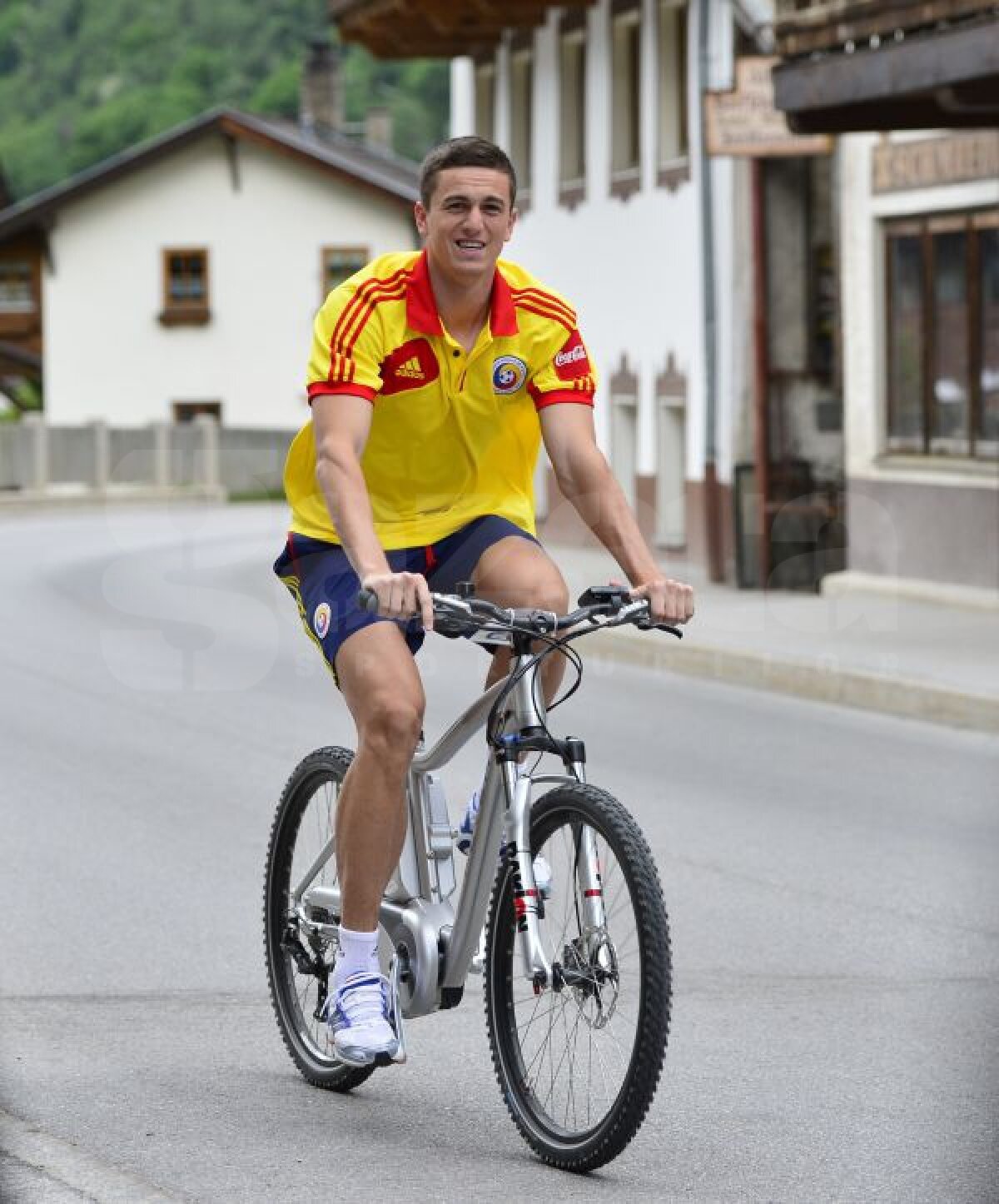 FOTO O altfel de relaxare: ”tricolorii” s-au plimbat cu bicicletele în cantonamentul austriac