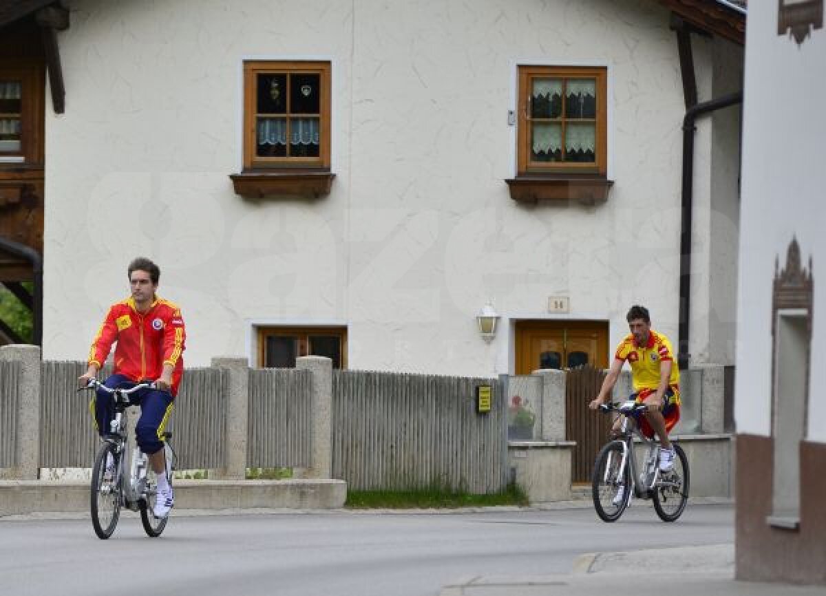 FOTO O altfel de relaxare: ”tricolorii” s-au plimbat cu bicicletele în cantonamentul austriac