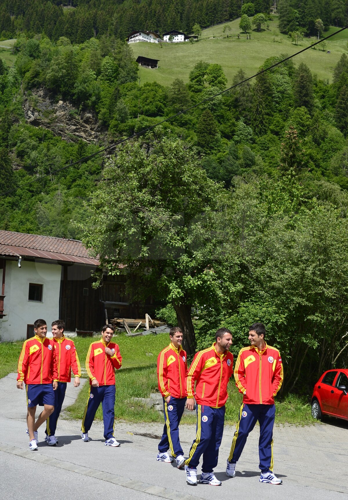 FOTO Avertismentul "tricolorilor" pentru austrieci: "STOP! Azi trecem noi" ;)