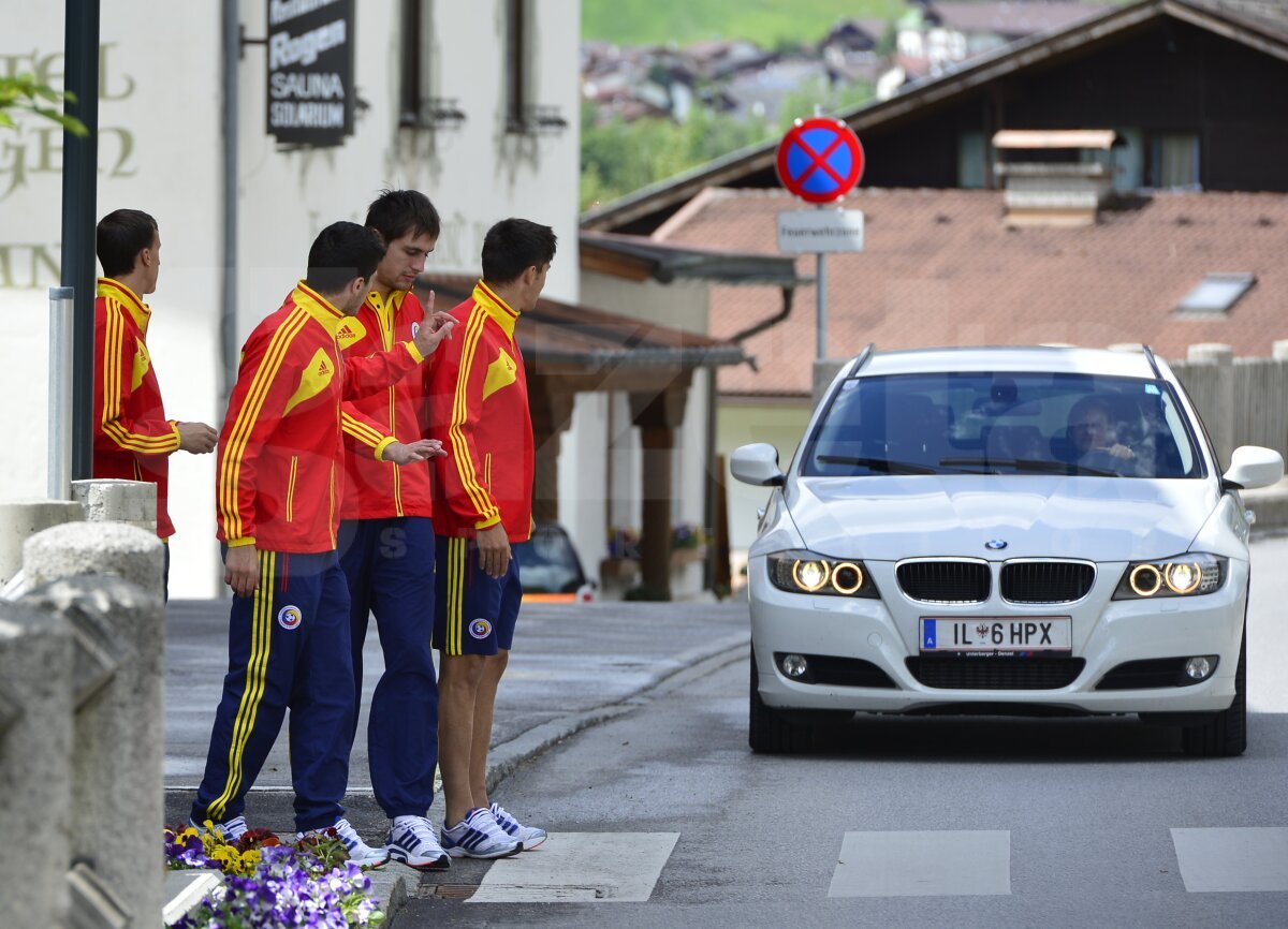 FOTO Avertismentul "tricolorilor" pentru austrieci: "STOP! Azi trecem noi" ;)