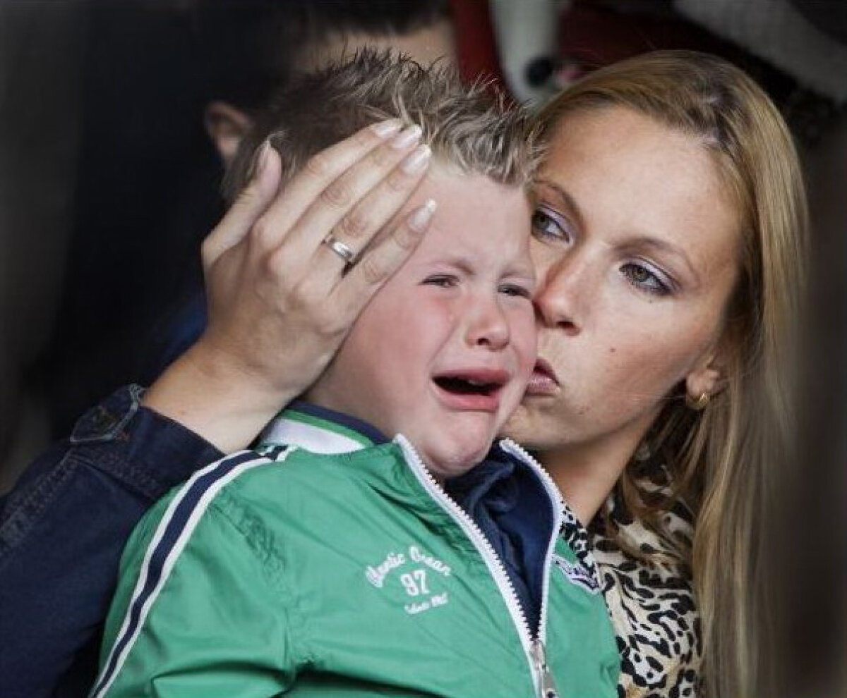 Lacrimile copiilor i-au tulburat pe batavi la plecarea spre Euro: "Tati, nu pleca!"