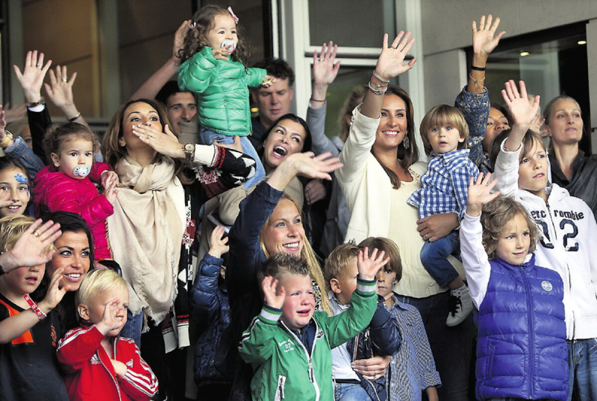 Lacrimile copiilor i-au tulburat pe batavi la plecarea spre Euro: "Tati, nu pleca!"