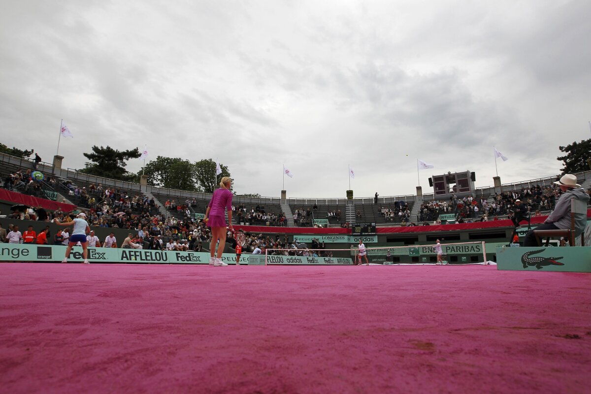 GALERIE FOTO » Ultima inovaţie în materie de zgură. Tradiţionaliştii de la Roland Garros au abandonat cărămiziul :D