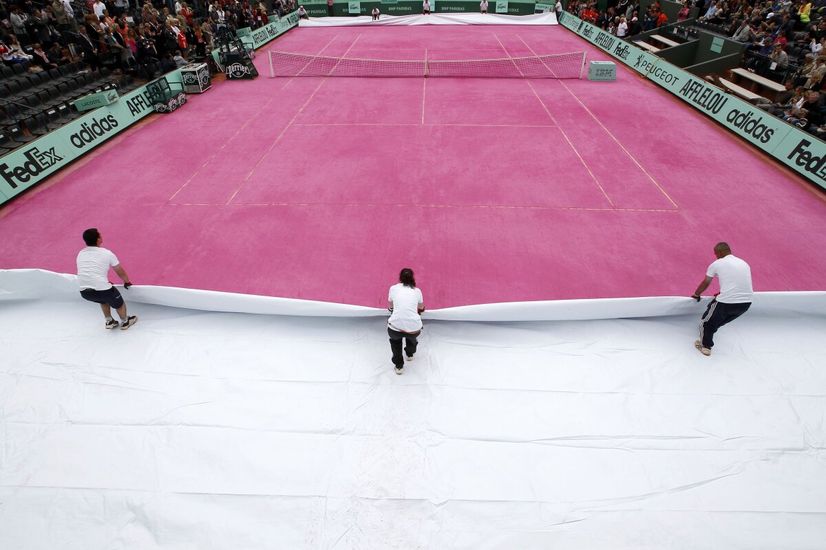 GALERIE FOTO » Ultima inovaţie în materie de zgură. Tradiţionaliştii de la Roland Garros au abandonat cărămiziul :D