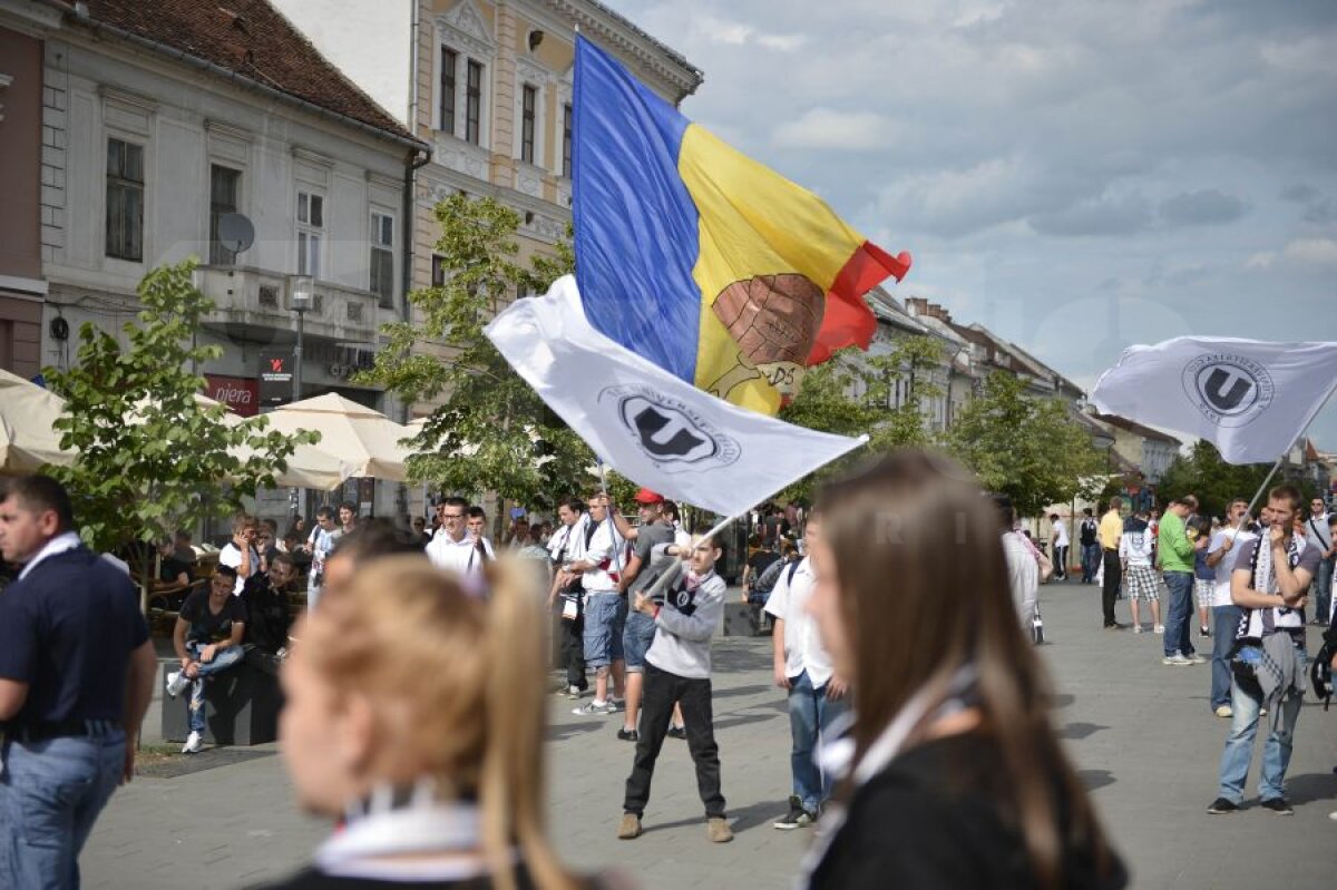 FOTO Fanii Universităţii Cluj au ieşit în stradă pentru a cere sprijin pentru echipă!