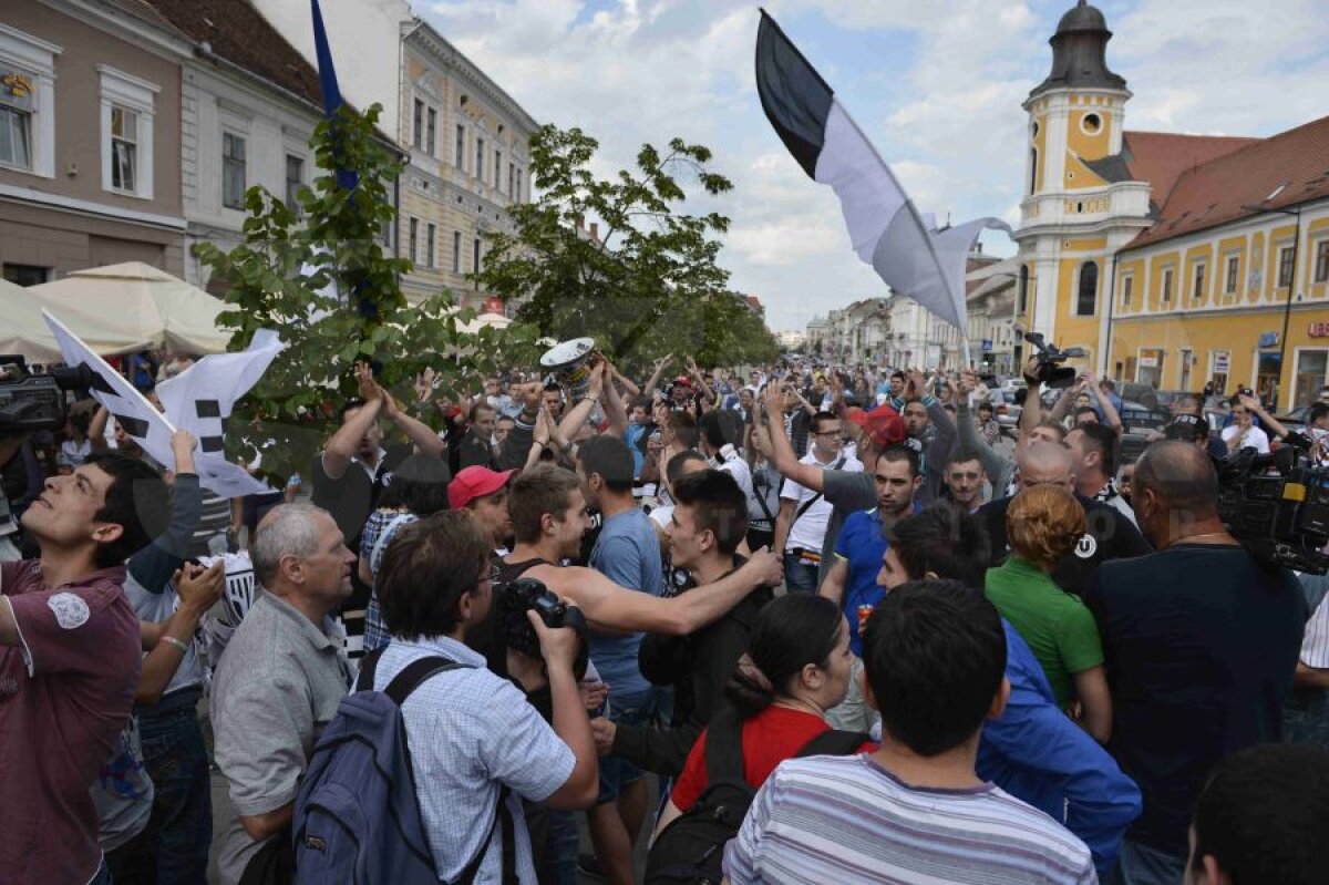 FOTO Fanii Universităţii Cluj au ieşit în stradă pentru a cere sprijin pentru echipă!