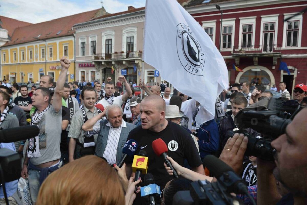 FOTO Fanii Universităţii Cluj au ieşit în stradă pentru a cere sprijin pentru echipă!