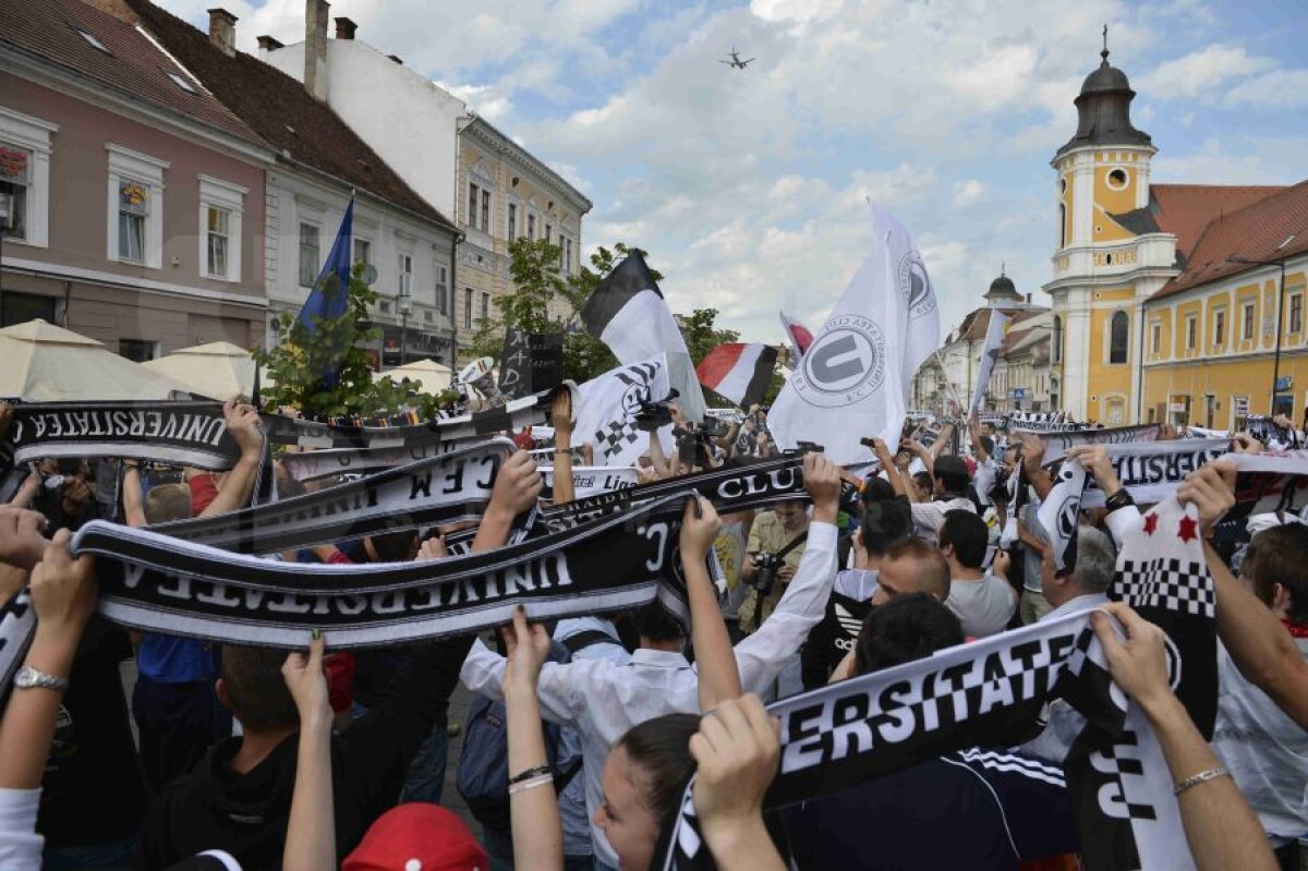 FOTO Fanii Universităţii Cluj au ieşit în stradă pentru a cere sprijin pentru echipă!