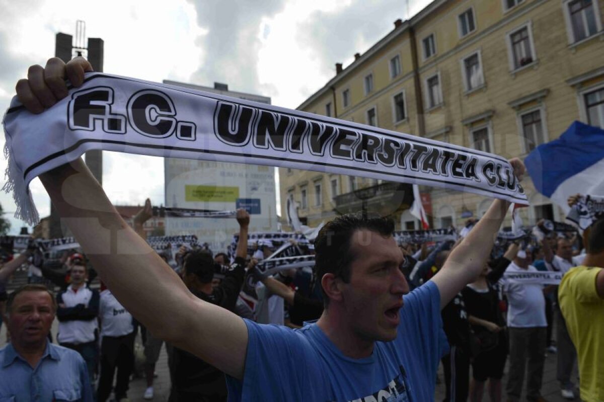 FOTO Fanii Universităţii Cluj au ieşit în stradă pentru a cere sprijin pentru echipă!