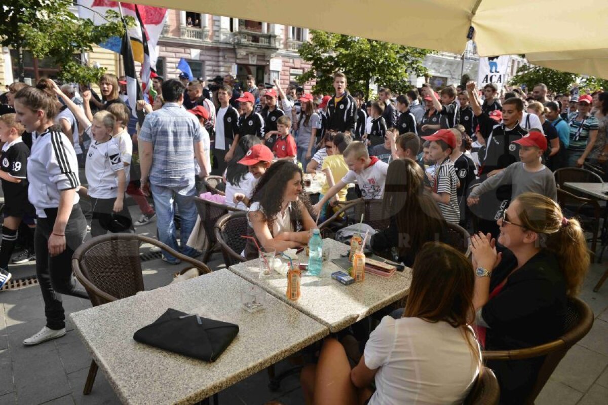 FOTO Fanii Universităţii Cluj au ieşit în stradă pentru a cere sprijin pentru echipă!