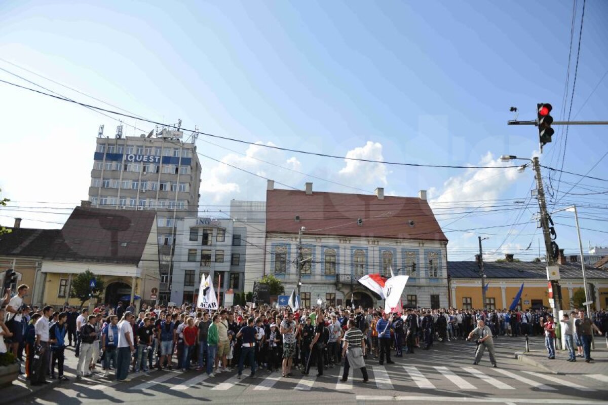 FOTO Fanii Universităţii Cluj au ieşit în stradă pentru a cere sprijin pentru echipă!