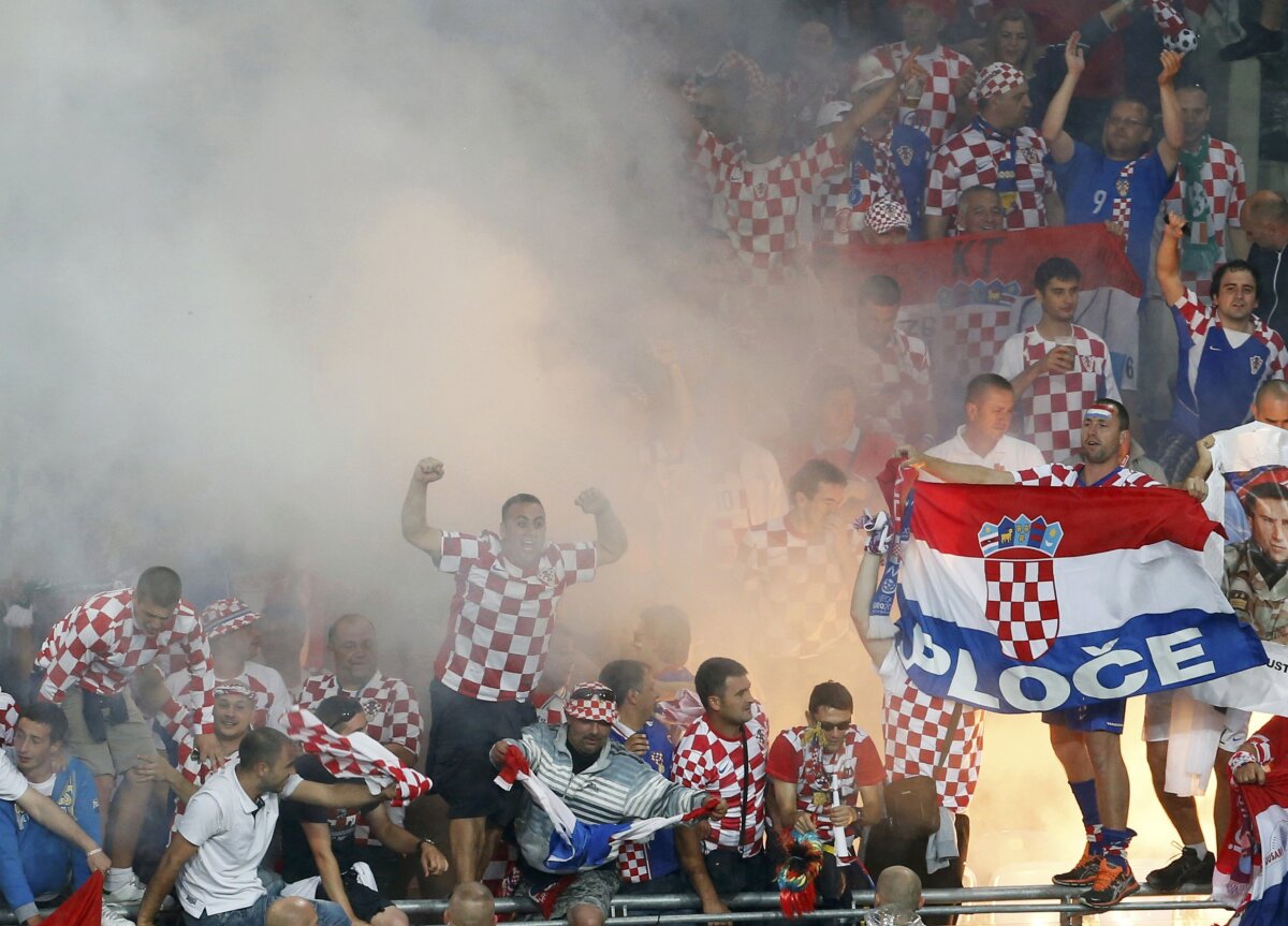 FOTO Torţe şi un criminal de război! Trei imagini cu nebunia croată din tribune