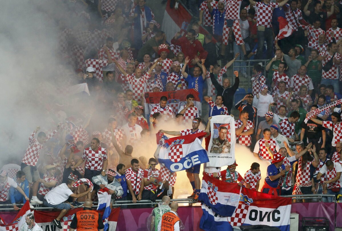 FOTO Torţe şi un criminal de război! Trei imagini cu nebunia croată din tribune