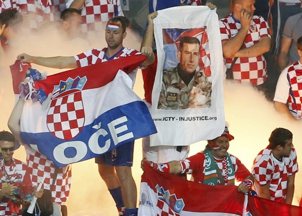 FOTO Torţe şi un criminal de război! Trei imagini cu nebunia croată din tribune