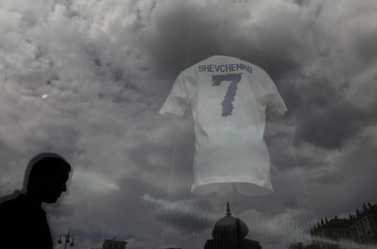 FOTO "Minune" la Kiev: Tricoul lui Şevcenko a apărut pe cerul Ucrainei! :O